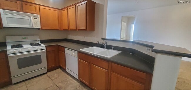 Building Photo - 6868 Sky Pointe Dr