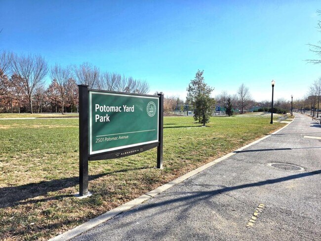 Building Photo - 737 Swann Ave