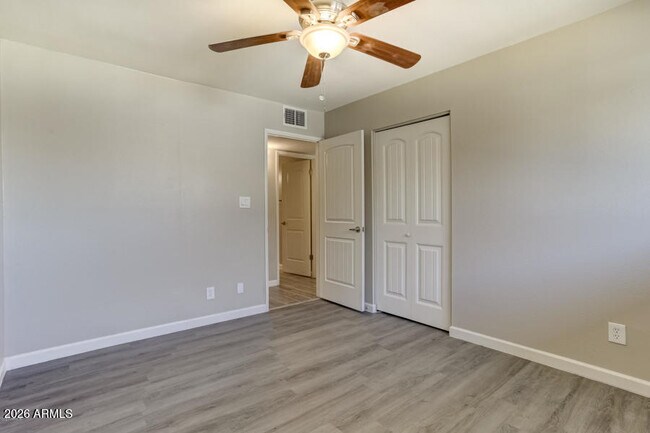 Building Photo - 1527 W Huntington Dr