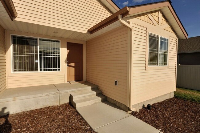 Building Photo - 3 bed 2 bath Rancher