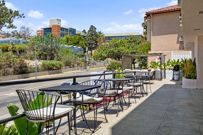 Building Photo - 832 Hilgard Ave