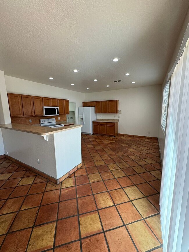 Building Photo - Large 4 bedroom house- Laveen