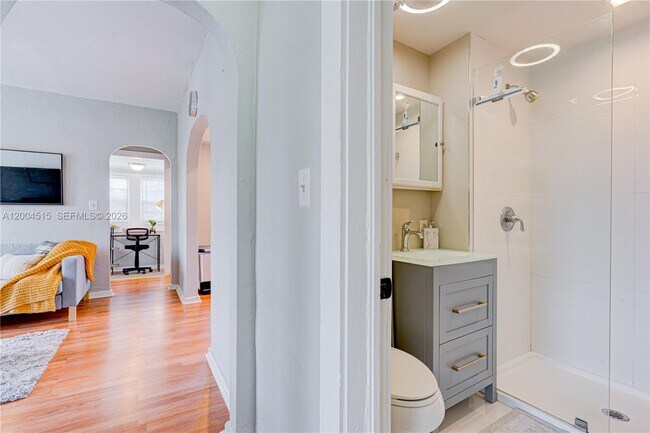 Building Photo - 227 SW 30th Ave