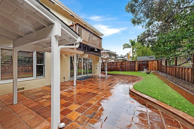 Building Photo - Stunning San Carlos 5 bedroom 4 bathroom H...