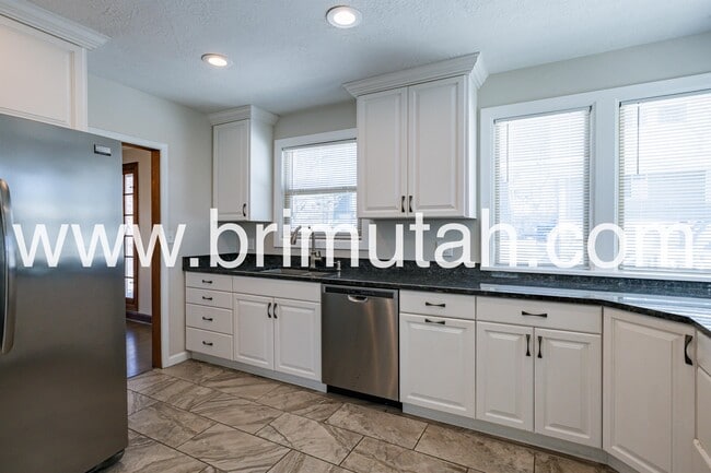 Building Photo - 1572 Kensington Ave