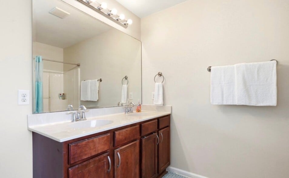 Building Photo - 553 Montego Ct