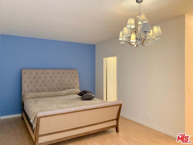 Building Photo - 4189 Vineland Ave