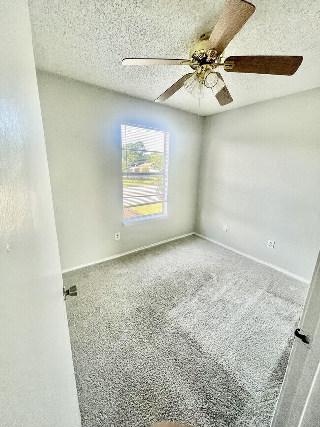 Building Photo - 909 NW Summercrest Blvd