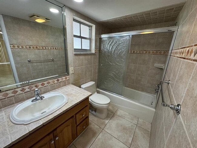 Building Photo - 3200 N Palm Aire Dr