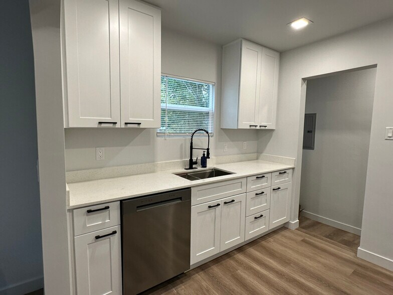 Building Photo - 2030 S 400 E
