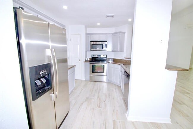 Building Photo - 2610 Chimneystone Cir