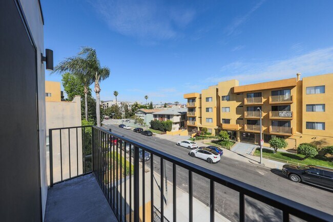 Building Photo - 1237 N Orange Dr