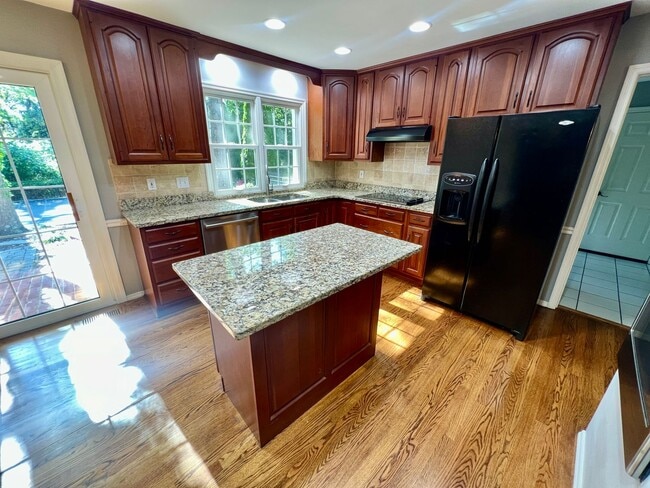 Building Photo - 1685 Lochcrest Dr