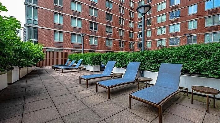 Building Photo - 400 W 37th St