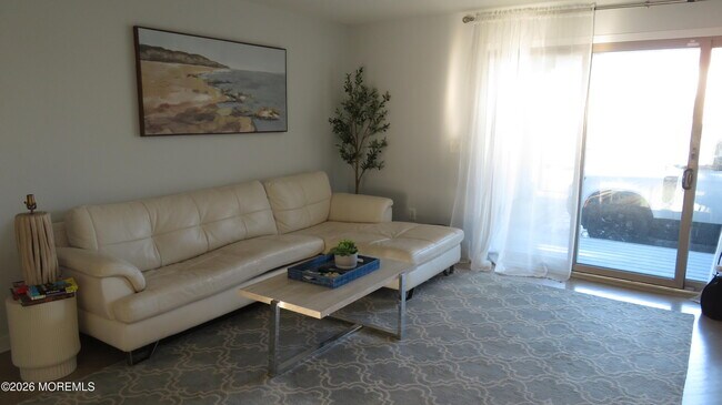 Building Photo - 165 Sunset Ln