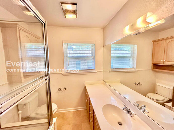 Building Photo - 8633 Westglen Dr