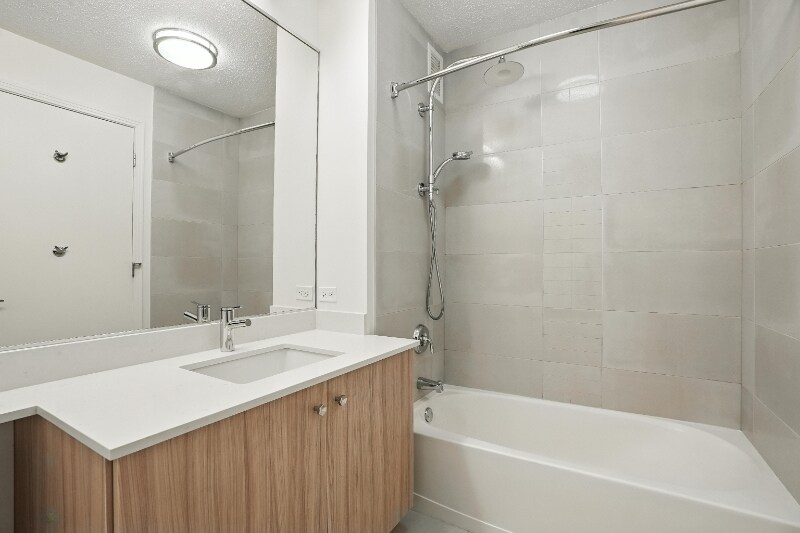 Building Photo - 531 N Kingsbury St