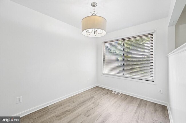 Building Photo - 5 Dendron Ct