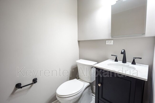 Building Photo - 906 Neal Dr