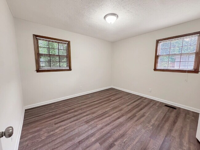 Building Photo - Available Immediately!