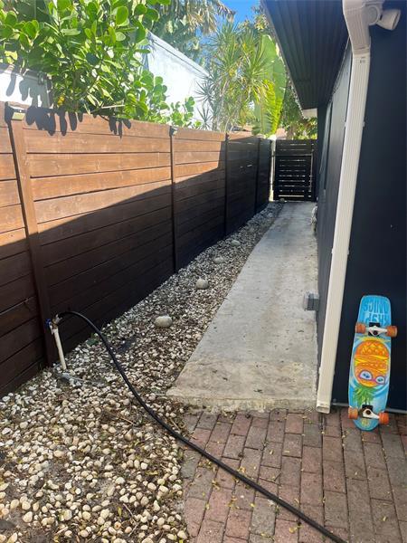 Building Photo - 1517 NW 3rd Ave