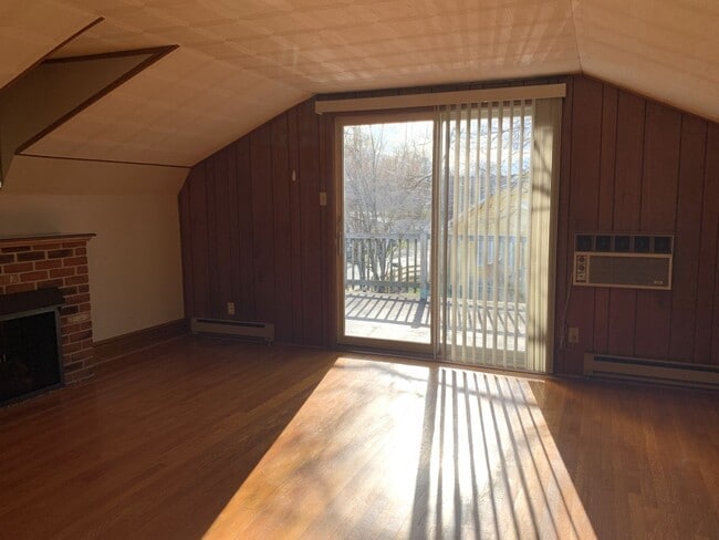 Building Photo - Charming single-family home just a short w...