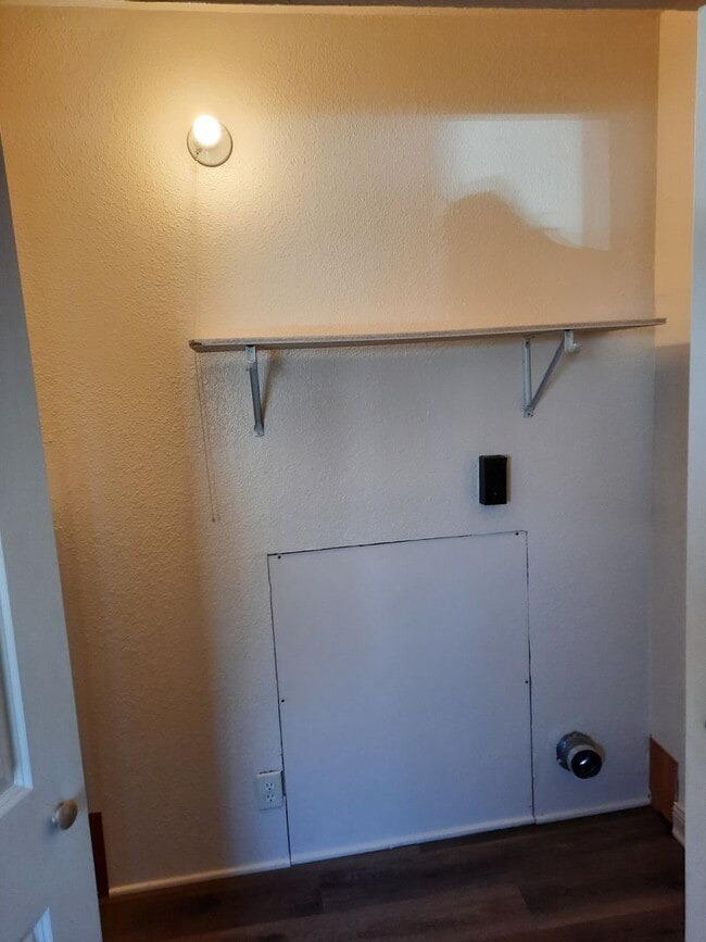 Building Photo - 3 BEDROOM | 2 BATH | HOUSE | SINGLE GARAGE...