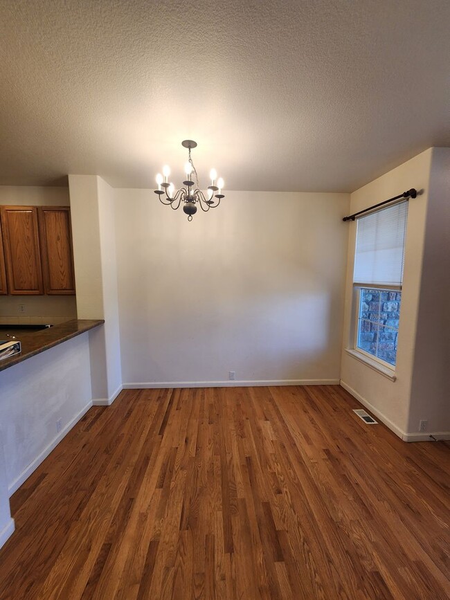 Building Photo - Beautiful Townhome