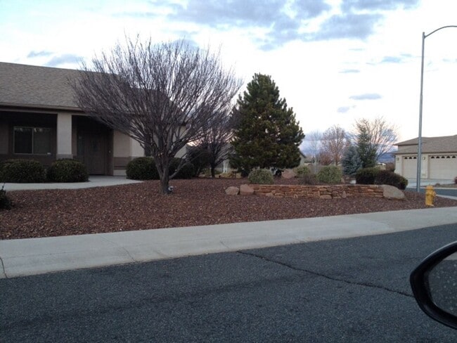 Building Photo - 6956 E Sandhurst Dr