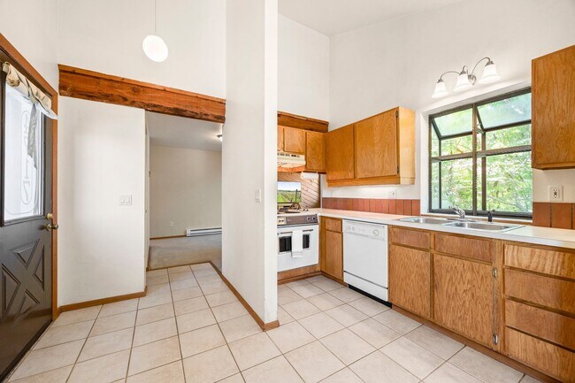 Building Photo - Bright & Peaceful 2BR Condo in South Bould...