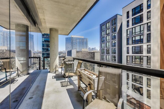 Building Photo - 860 W Blackhawk St
