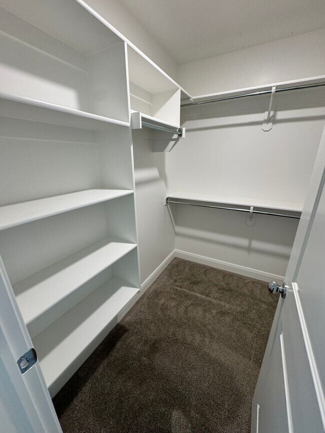 Building Photo - Pet Friendly!! Fresh and Clean!!  Ready to go!
