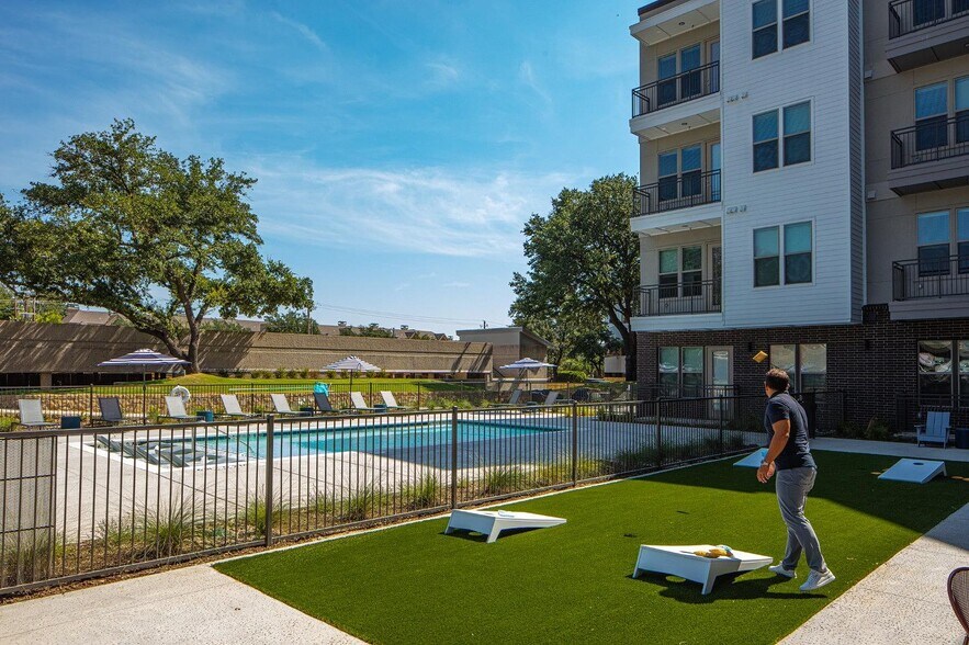 Building Photo - 13701 Montfort Dr