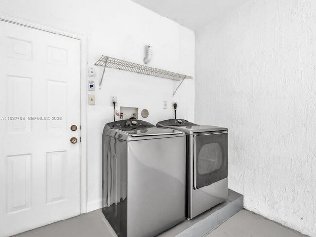 Building Photo - 3873 Tree Top Dr