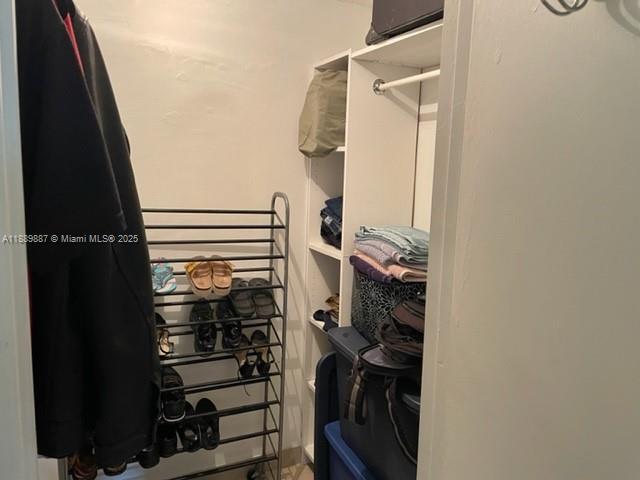 Building Photo - 325 W Laurel Dr