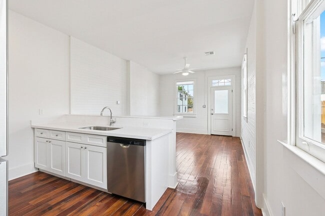 Building Photo - 2318 St Andrew St