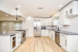 Building Photo - 5642 Cartagena St