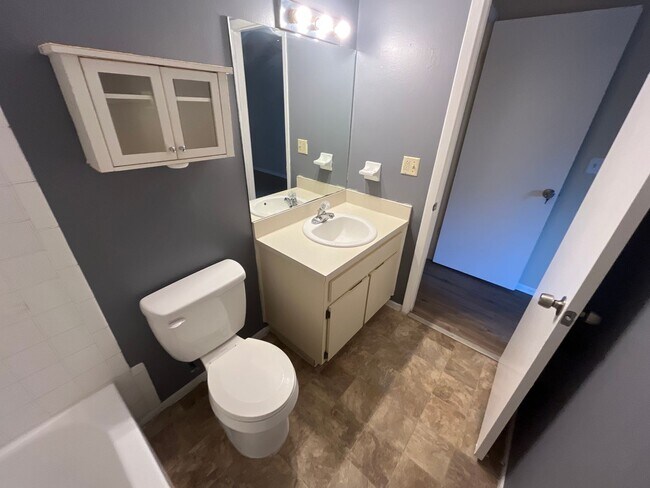 Building Photo - For Rent-2-bedroom, 2.5-bathroom located i...