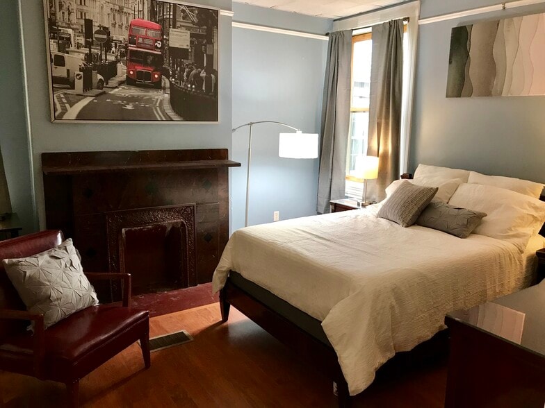 Bedroom on the 2nd floor Furniture: bed, 2 nightstands, 2 bedside lamps, dresser, chest of drawers, mirror, closet, back-of-the-door hooks, desk, desk chair, desk lamp, floor lamp, occasional chair, and artwork. Bedding/soft furnishings: duvet and duvet cover; cotton sheet set; fleece blanket; 2 ... - 3284 Dawson Street