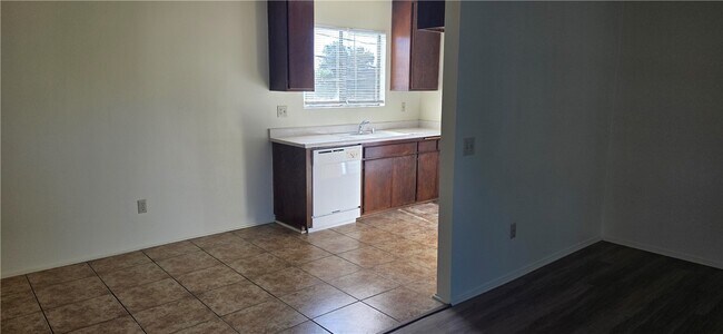 Building Photo - 1319 Oakwood Dr W