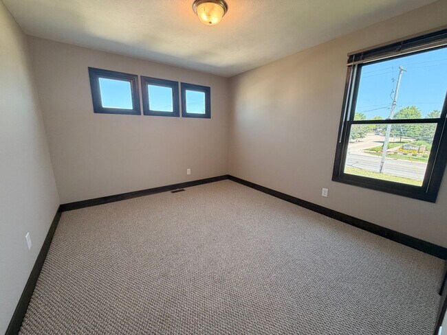 Building Photo - 6830 Avalon Dr SE