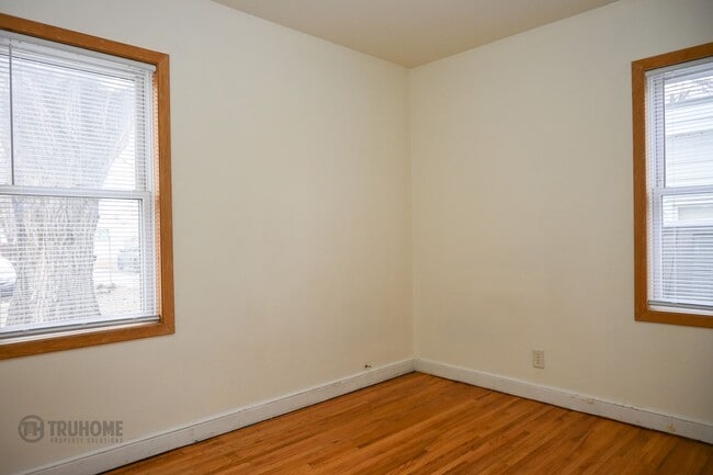 Building Photo - Large 6 Bedroom Home for Rent! Great Location on University!