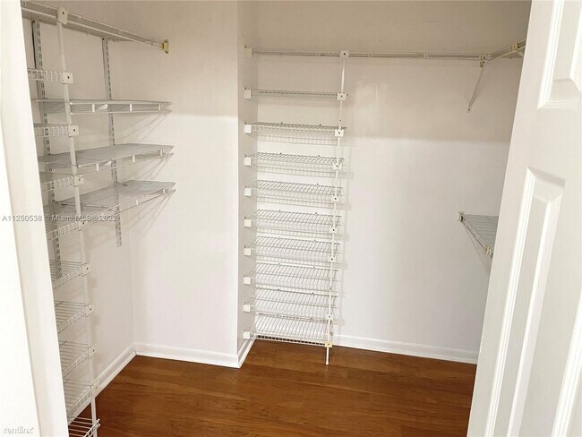 Building Photo - 3 br, 3 bath House - 5762 Fox Hollow Dr Apt C