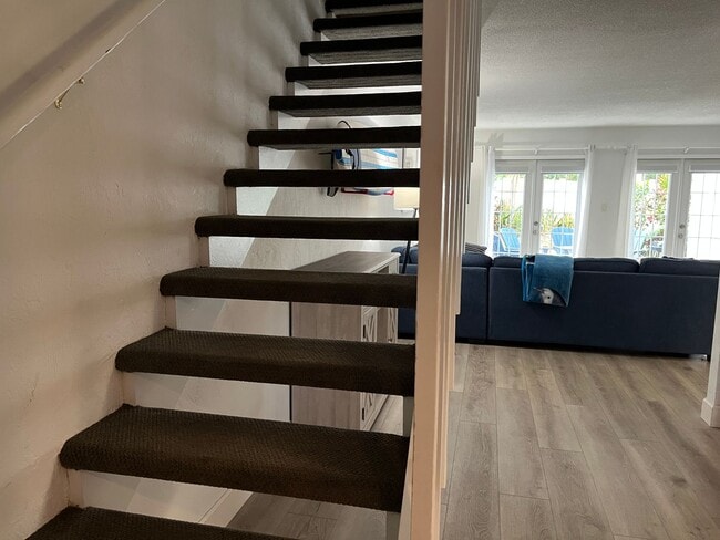 Building Photo - Furnished Beachside Townhome 2 bedroom/ 1.5 bath Dog Friendly Walk to beach