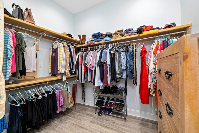 Building Photo - 930 Loring Mill Rd