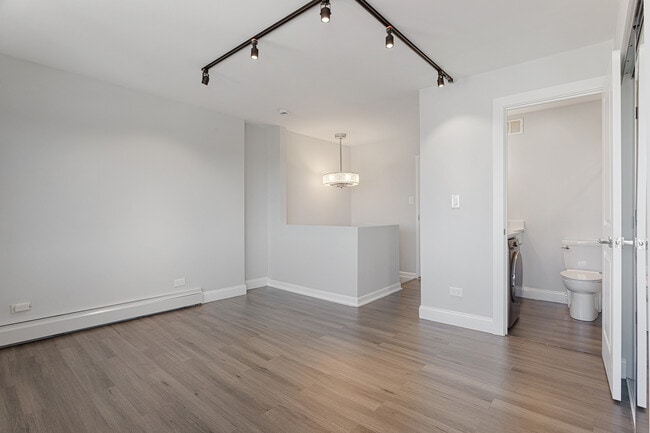 Building Photo - 6166 N Sheridan Rd