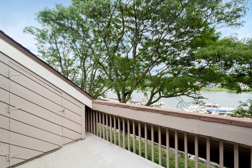 Balcony on Master - 15 River Rd