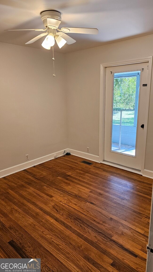 Building Photo - 1306 Davis Ave