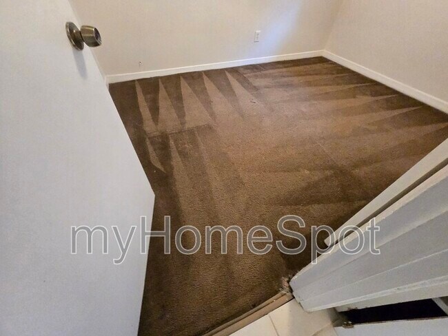 Building Photo - 916 Twinbrook Ave