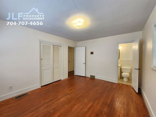 Building Photo - Sprawling 3 Bedroom/ 2.5 Bathroom Ranch in Charlotte!